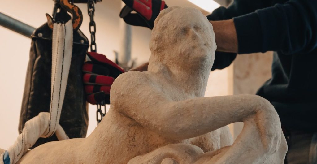 La Sirena, restauro dettaglio, progetto "Adotta una Statua"