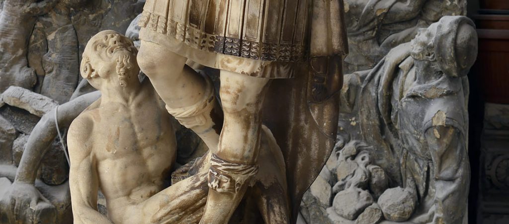 Gruppo scultoreo raffigurante san Michele ed il demone: Dettaglio del demone, prima del restauro.