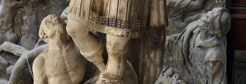 Gruppo scultoreo raffigurante san Michele ed il demone: Dettaglio del demone, prima del restauro.
