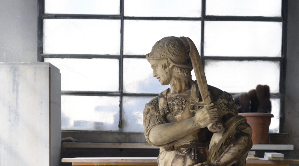 Dettaglio volto scultura id San Michele contro il demone