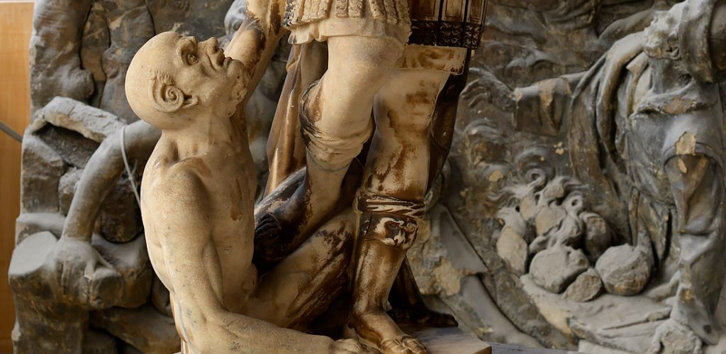 Dettaglio del volto del demone all'interno del gruppo scultoreo raffigurante san Michele contro il Demone