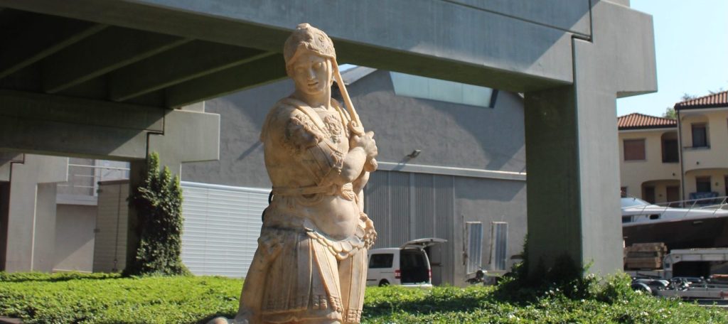 Veduta della scultura raffigurante San Michele ed il demonio presso la sede di Techbau