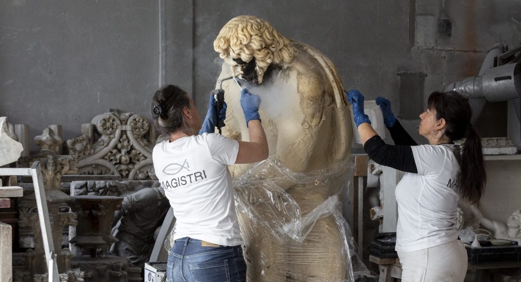 Intervento di pulitura sul gruppo scultoreo raffigurante Sansone e il leone.
