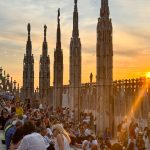 Vista al calar del sole dalle guglie e terrazza principale del Duomo di Milano