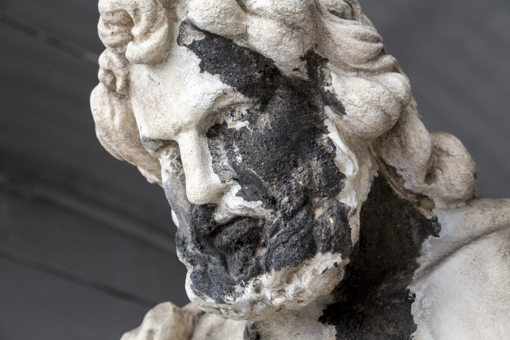 Presenza di corste nere superficiali sul volto del Sansone, prima del restauro. Foto di ©MarcoLigabue