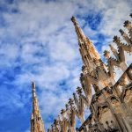 Foto panoramica raffigurante le guglie del Duomo di Milano con cielo azzurro Fotografo: ©Andrea Cherchi