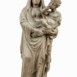 Scopri la scultura in marmo di Candoglia raffigurante la Madonna con il Bambino, metà del XV secolo, Museo del Duomo di Milano