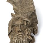 Scopri la scultura raffigurante una Testa barbuta con grappolo d’uva, fine del XIV secolo, custodita al Museo del Duomo di Milano