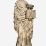 Scopri la scultura raffigurante San Giovanni evangelista, di Monich Walter, 1406, custodita presso il Museo del Duomo di Milano