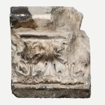 Scopri il frammento di cornice in pietra scolpita custodito presso il Museo del Duomo di Milano