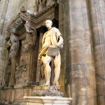 La scultura di San Bartolomeo scorticato all'interno della Cattedrale del Duomo di Milano