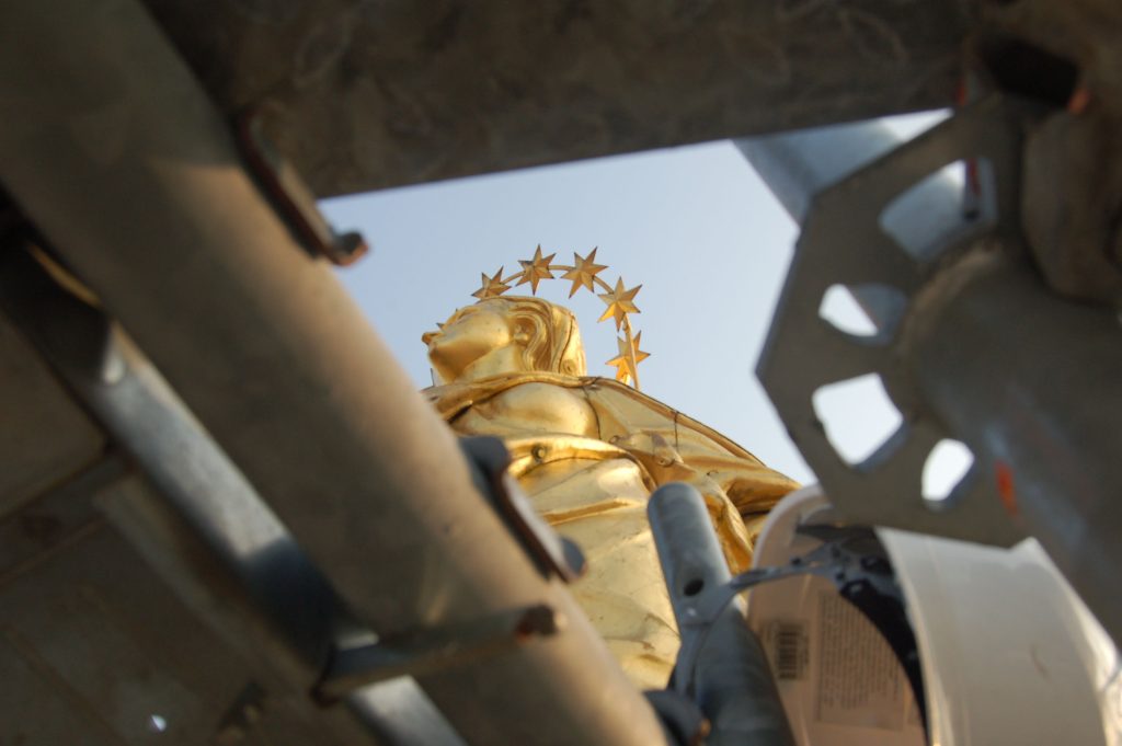 Scorcio dal basso della testa della Madonnina da uno dei ponteggi del cantiere
