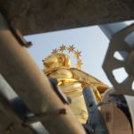 Scorcio dal basso della testa della Madonnina da uno dei ponteggi del cantiere