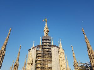 Veduta della Guglia Maggiore al cui apice trionfa la stutua della Madonnina imbandierata