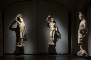 Veduta delle sculture di Bacco, Virtù e San Sebastiano dopo l'intervento di restauro presso ila Sala 7 del Museo del Duomo di Milano.