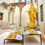 Cortile di San Gottardo in Corte con l'allestimento di Aperitivo ad Arte