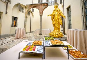 Cortile di San Gottardo in Corte con l'allestimento di Aperitivo ad Arte