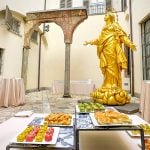 Cortile di San Gottardo in Corte con l'allestimento di Aperitivo ad Arte