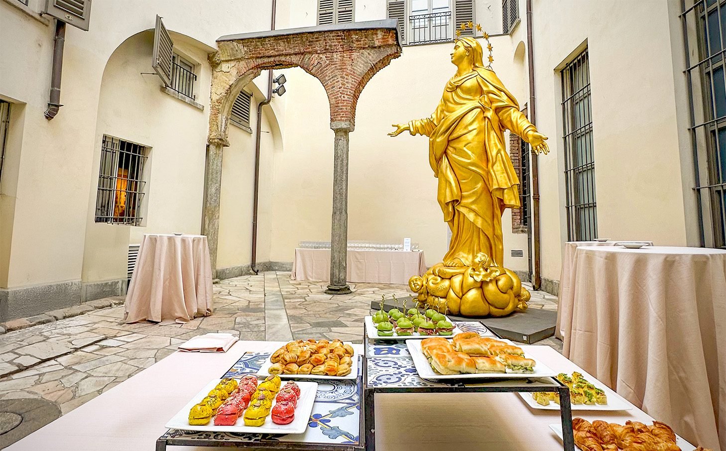 Cortile di San Gottardo in Corte con l'allestimento di Aperitivo ad Arte