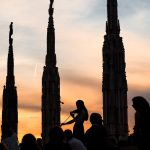 Violinista intenta a suonare durante accompagnamento musicale aperture serali sulle Terrazze del Duomo di Milano