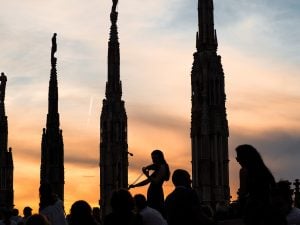 Violinista intenta a suonare durante accompagnamento musicale aperture serali sulle Terrazze del Duomo di Milano