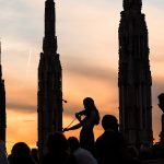 Violinista intenta a suonare durante accompagnamento musicale aperture serali sulle Terrazze del Duomo di Milano