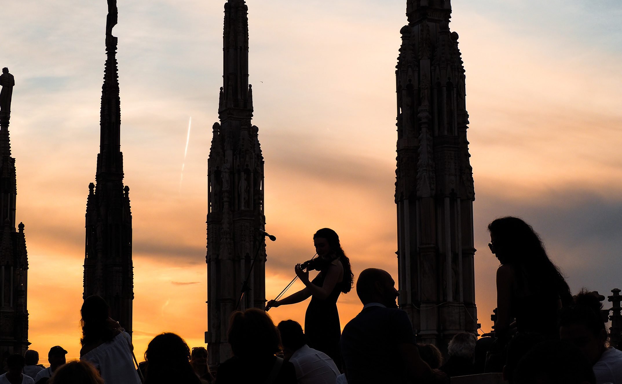 Violinista intenta a suonare durante accompagnamento musicale aperture serali sulle Terrazze del Duomo di Milano