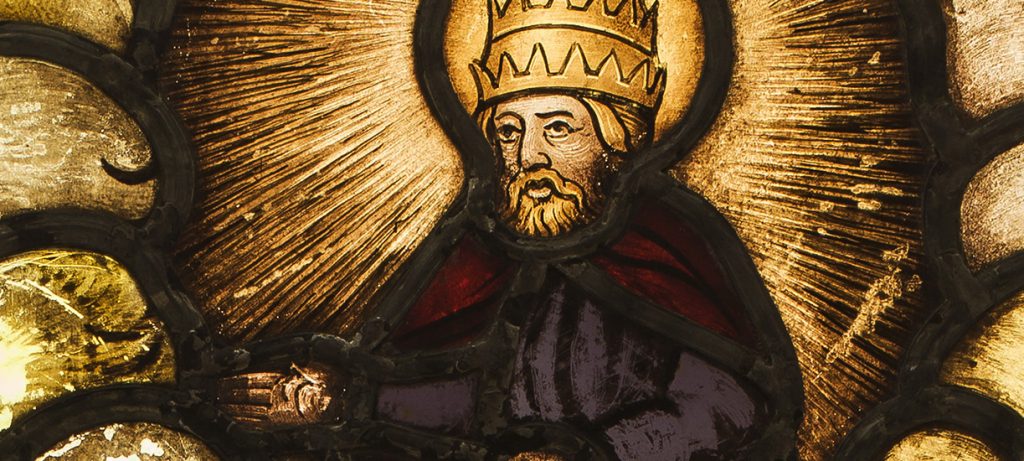 Dettaglio tratto dalla vetrata la Creazione delle piante, custodito presso il Museo del Duomo di Milano, con raffigurati figura di Dio Padre