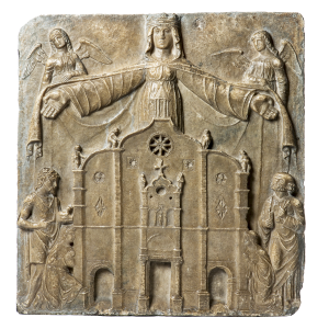 Scopri da vicino lo Stemma della Veneranda Fabbrica del Duomo di Milano, marmo di Candoglia a rilievo, custodito presso il Museo del Duomo di Milano