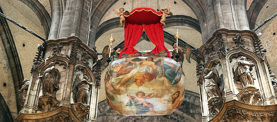 La Nivola si alza verso l'alto all'interno della Cattedrale del Duomo di Milano