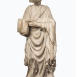 Scopri la scultura dell'Evangelista, di Cristoforo Luvoni, custodita presso il Museo del Duomo di Milano