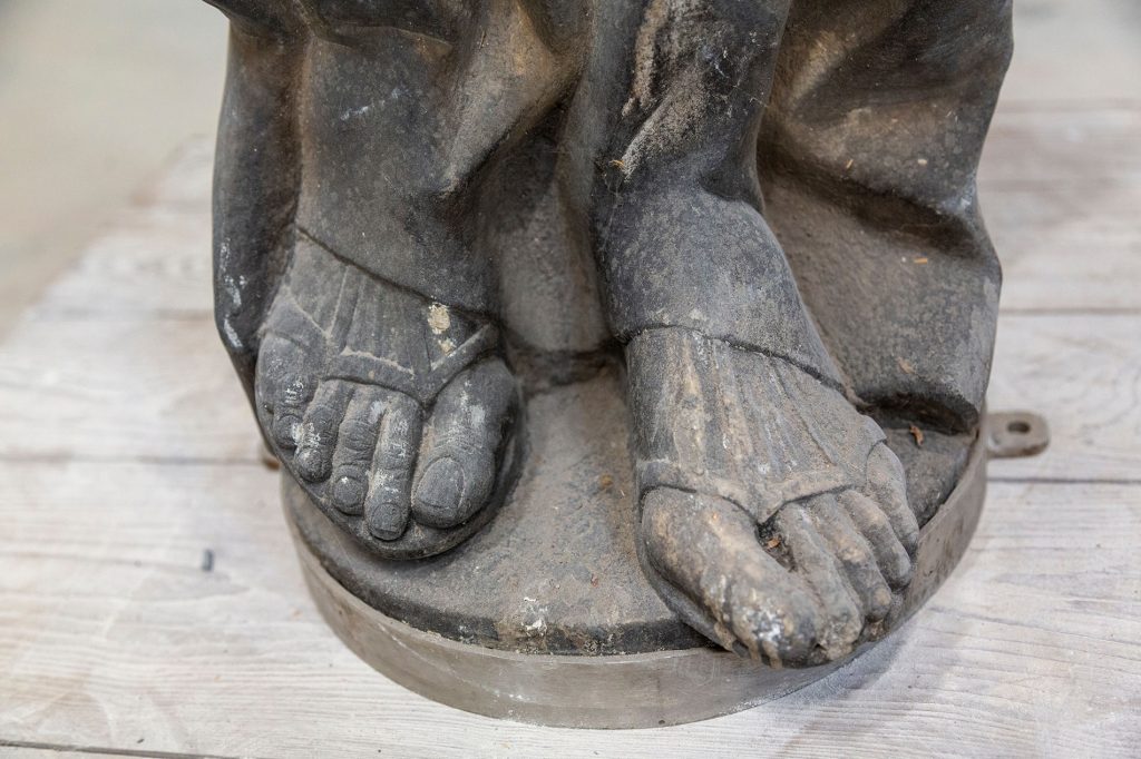 Dettaglio della scultura Santo barbuto con libro prima delle operazioni di restauro all'interno del progetto "Adotta una statua", febbraio 2026