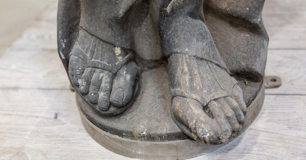 Dettaglio della scultura Santo barbuto con libro prima delle operazioni di restauro all'interno del progetto "Adotta una statua", febbraio 2026