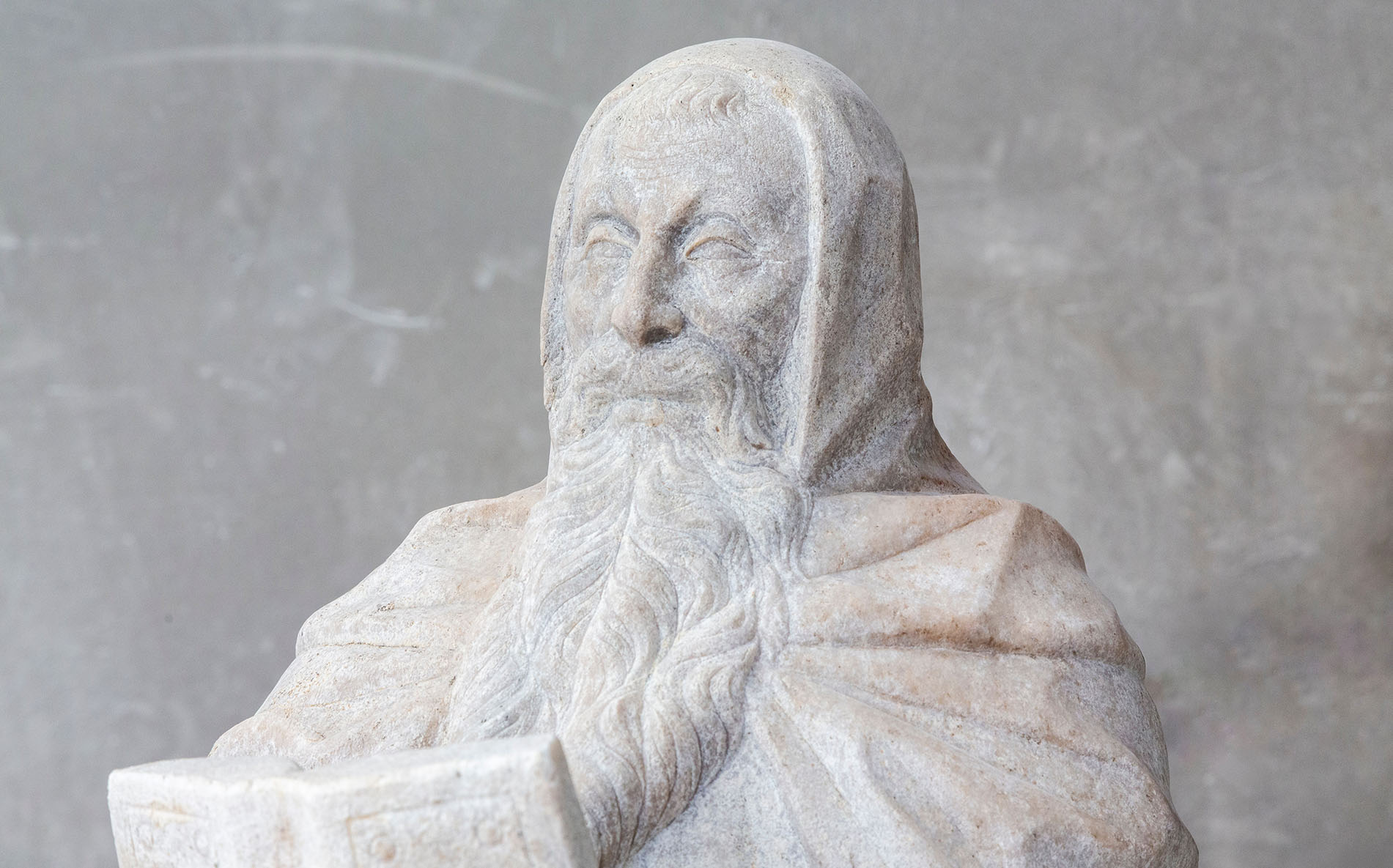 Santo barbuto con libro, volto della scultura a seguito delle operazioni di pulitura, all'interno del progetto "Adotta una Guglia" sostenuto da FNM