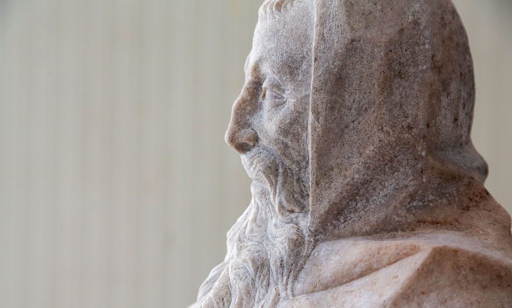 Veduta del profilo così sottoposto a restauro e pulitura dell'opera Santo barbuto con libro, capolavoro del Duomo di Milano sostenuto da FNM