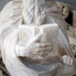 Duomo di Milano, dettaglio (mano che sostiene il libro) della scultura raffigurante Santo Barbuto a seguito del suo restauro