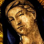 Dettaglio raffigurante il volto della Donna dell'Apocalisse, vetrata del Museo del Duomo di Milano