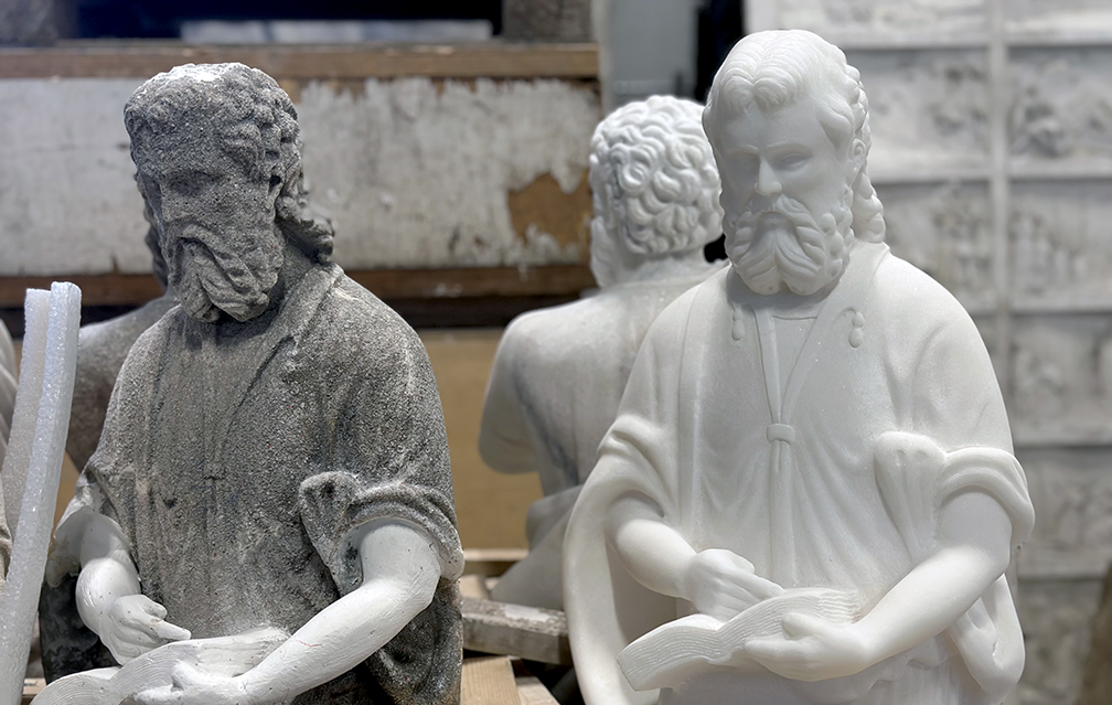 Copia di una delle sculture di una guglia del Duomo, prima e dopo