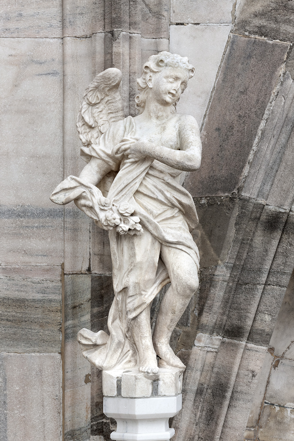 ANGEL WITH A BOUQUET OF ROSES