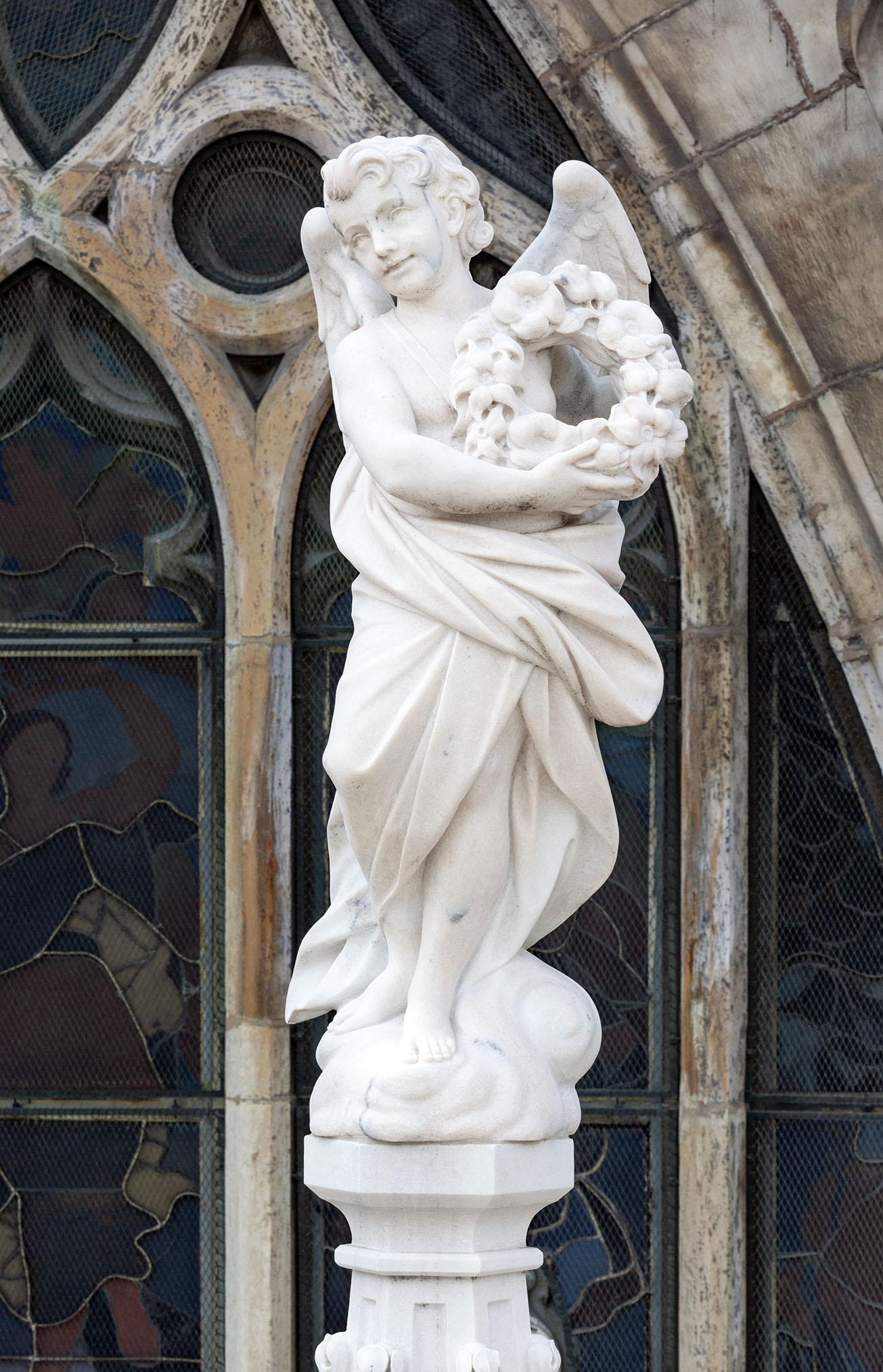 ANGEL WITH A WREATH OF FLOWER