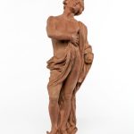 Scopri l'opera in terracotta patinata