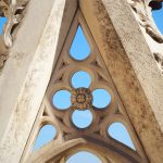 Dettaglio scolpito nel marmo presente su un parapetto della Terrazza del Duomo di Milano, camminamento sud