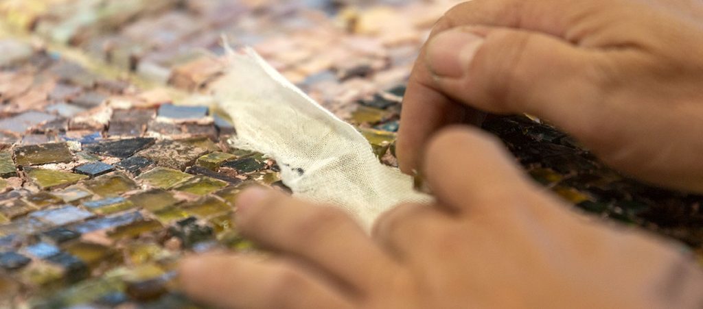 Tessere del mosaico raffigurante "Madonna tra Santa Cecilia e San Domenico Savio” di Trento Longaretti