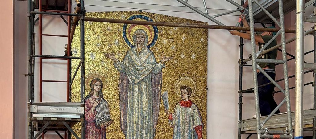 Il mosaico raffigurante Madonna tra Santa Cecilia e San Domenico Savio di Trento Longaretti, ricollocato dopo il restauro